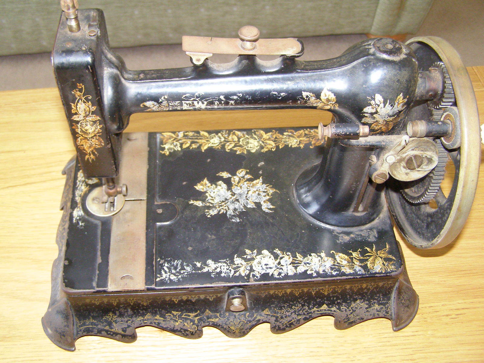 Machine à coudre NEW HOME ancienne - Antiquités