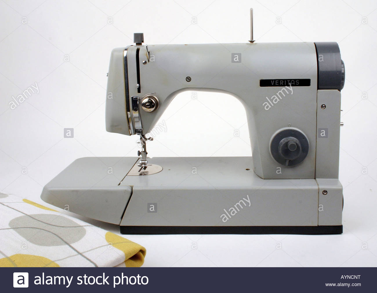 Premiere machine a coudre electrique