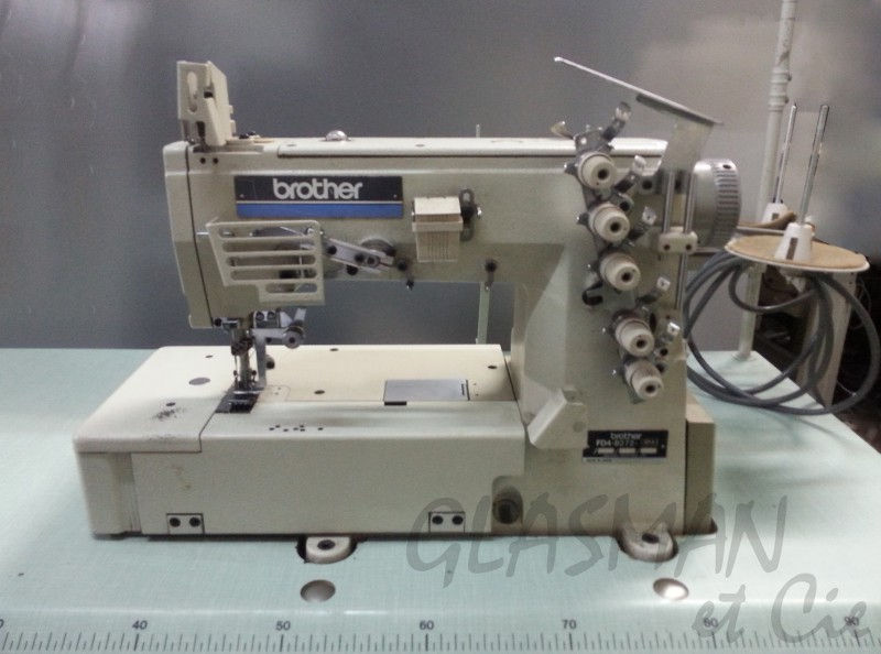 Machine a coudre recouvreuse