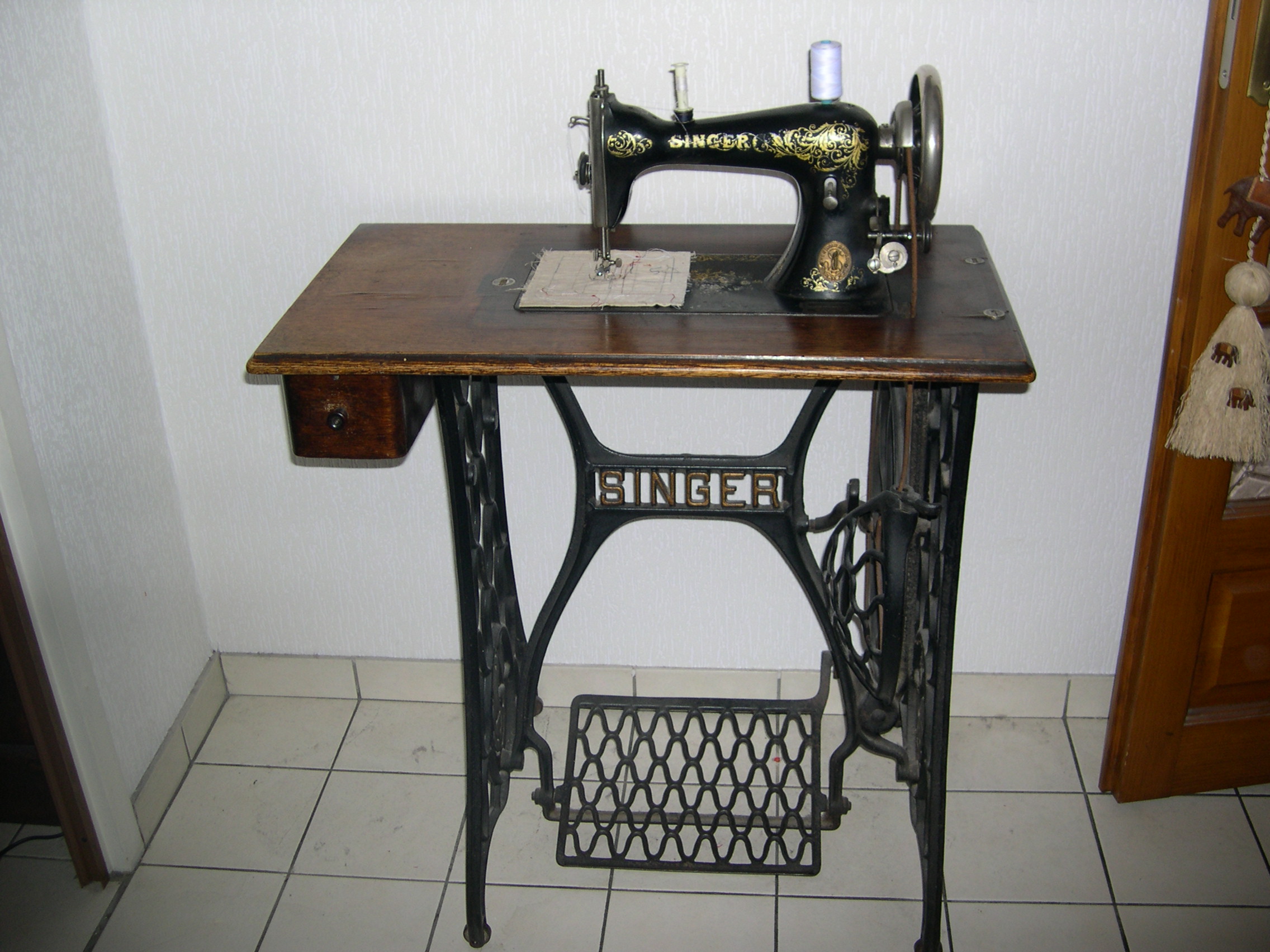 Installation machine a coudre singer