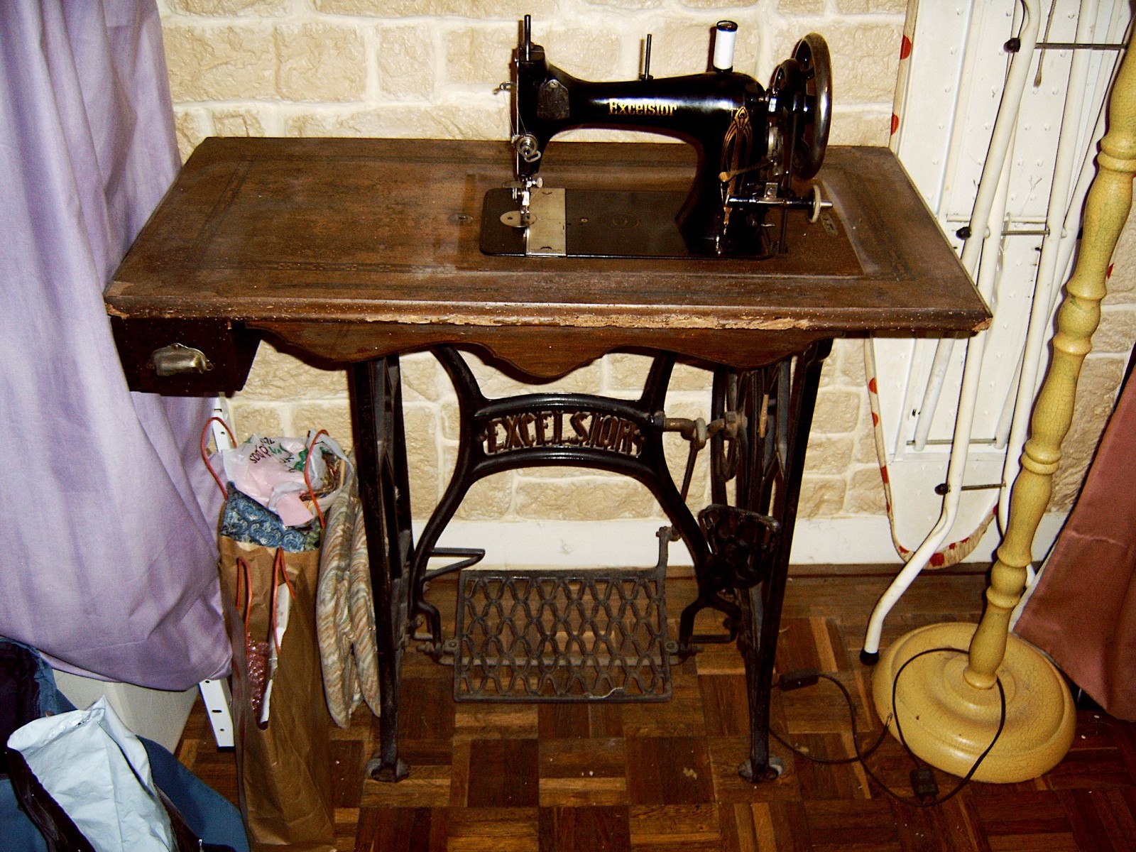 Image vieille machine à coudre