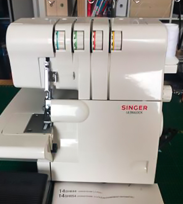 Machine à coudre avec point overlock