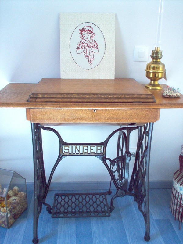 Vieille machine à coudre singer avec meuble