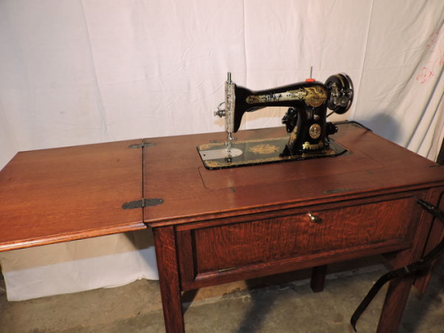 Meuble avec machine à coudre singer