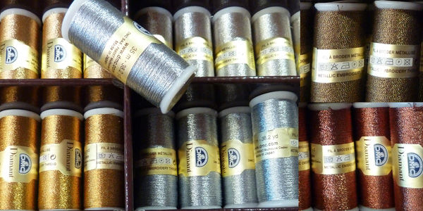 Fil doré pour machine à coudre