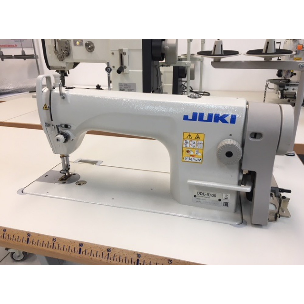 Machine a coudre professionnelle avec table