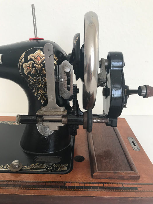 Machine à coudre titan