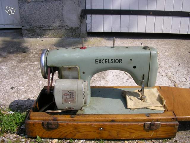 Machine à coudre ancienne excelsior