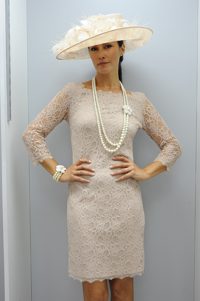 Robe dentelle beige ceremonie