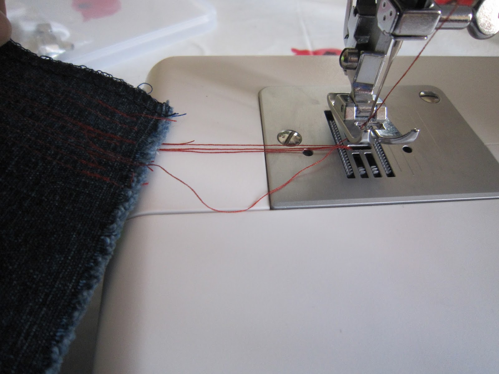 Pourquoi ma machine a coudre coupe le fil