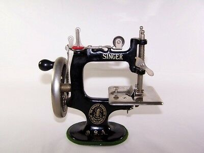 Machine à coudre miniature singer
