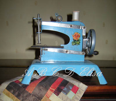 Ancienne machine a coudre pour enfant