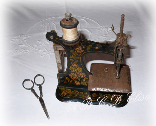 Machine à coudre ancienne jouet