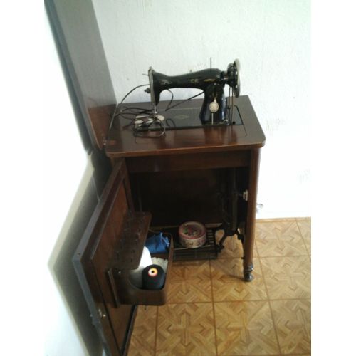 Meuble machine a coudre horn