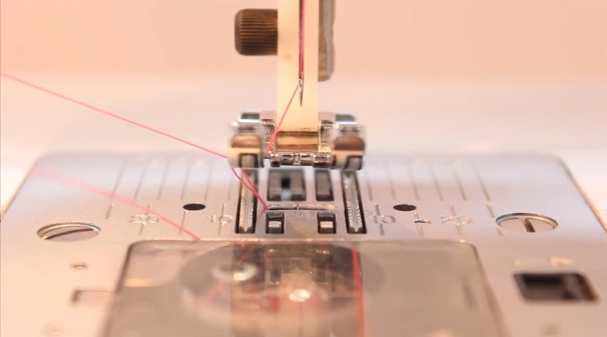 Enfiler fil supérieur machine à coudre toyota