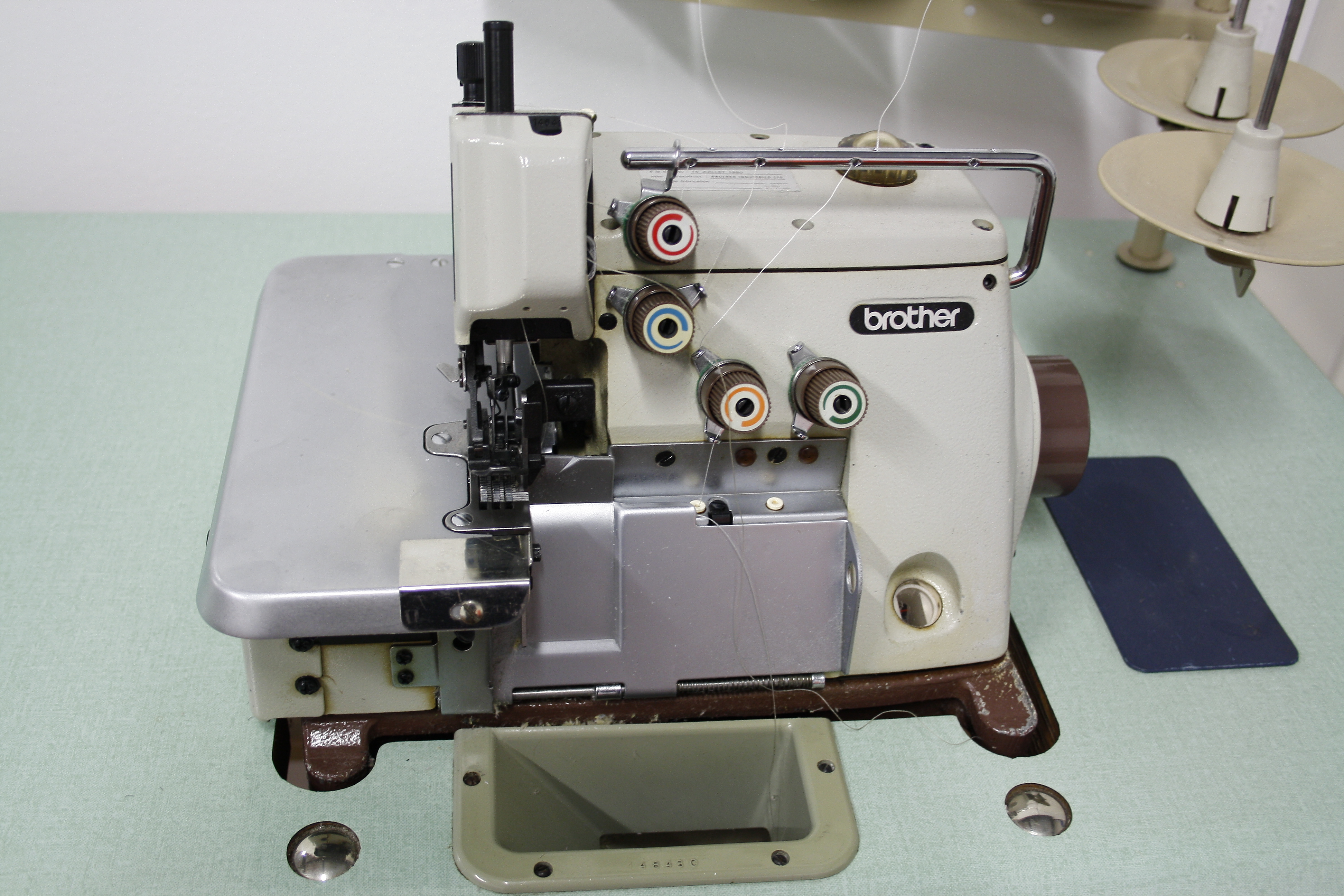 Machine a coudre brother surjeteuse