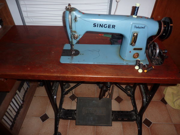 Machine à coudre spéciale cuir