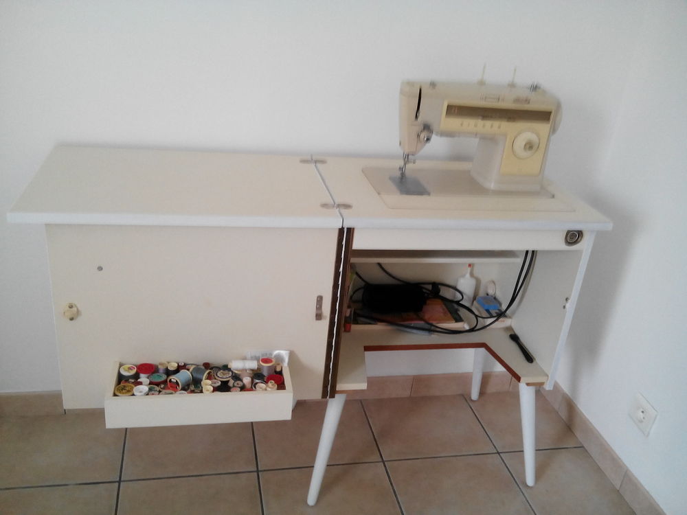 Meuble de machine a coudre