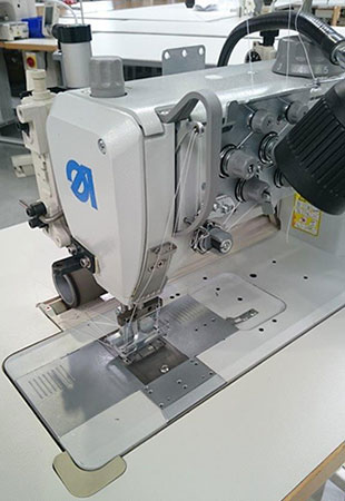 Machine a coudre de tapissier