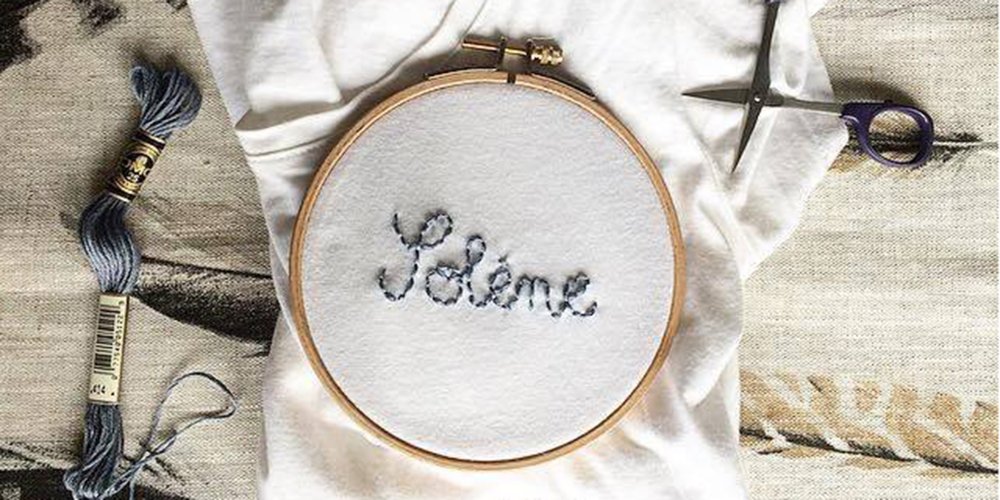 Broder des lettres a la machine a coudre