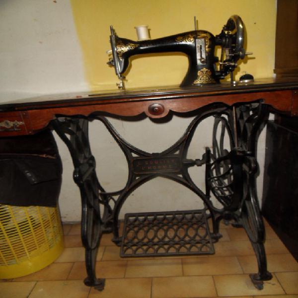 Photo machine à coudre ancienne