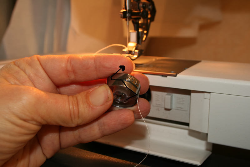 Mettre canette machine a coudre
