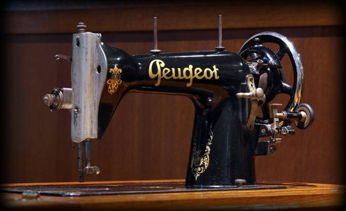 Machine a coudre pour coudre des tissus epais