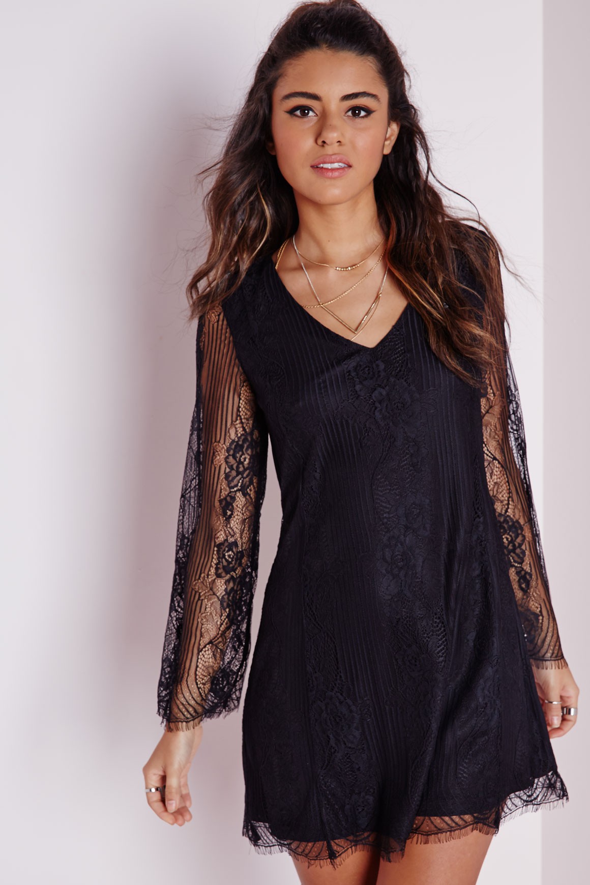 Robe noire en dentelle manche longue
