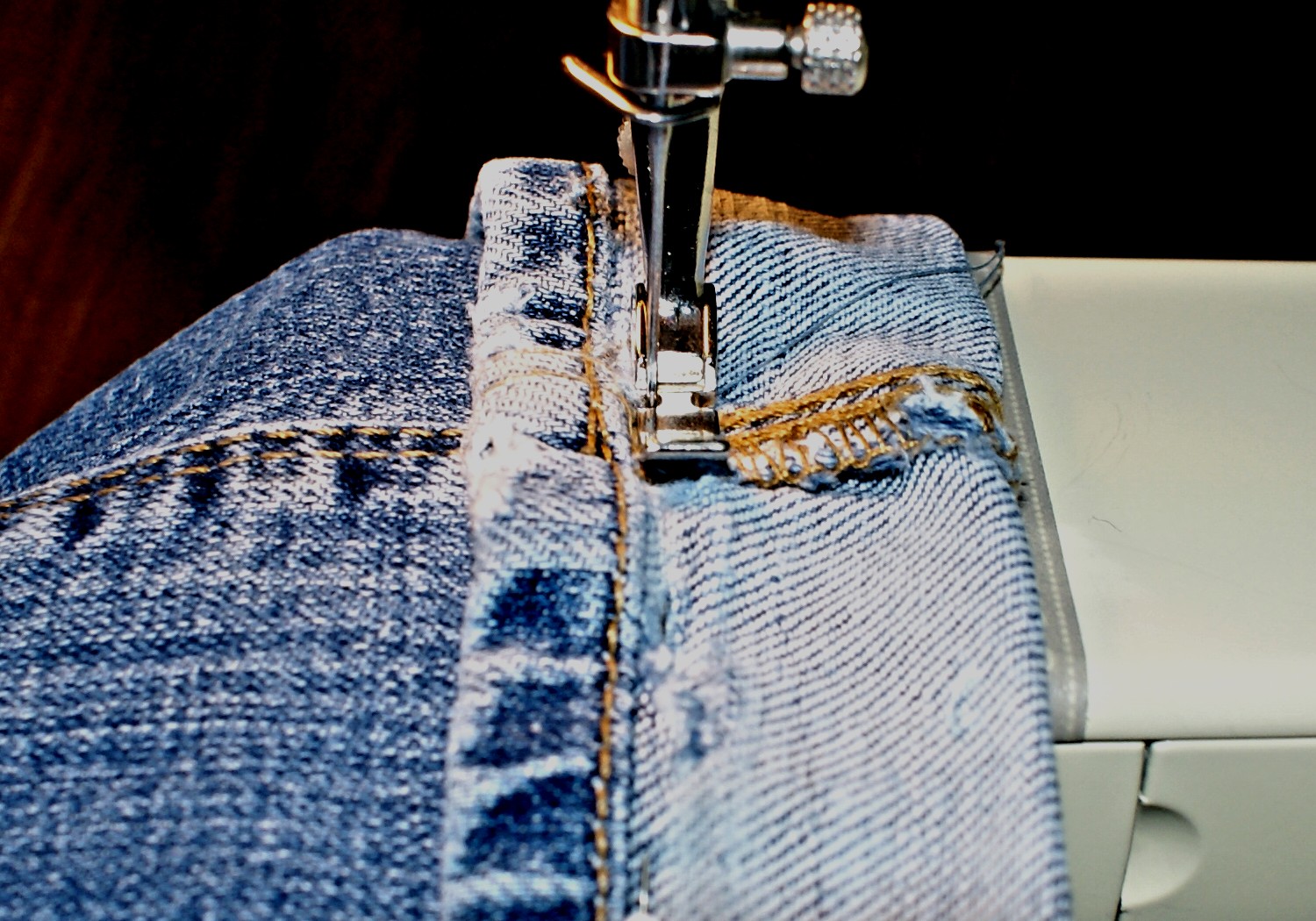 Faire un ourlet de jean à la machine à coudre
