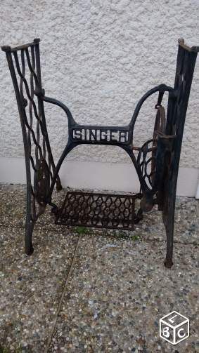 Table avec pied de machine à coudre singer