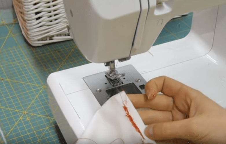 Machine à coudre fil qui fait des noeuds