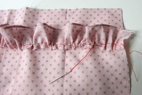 Machine a coudre qui fronce le tissu