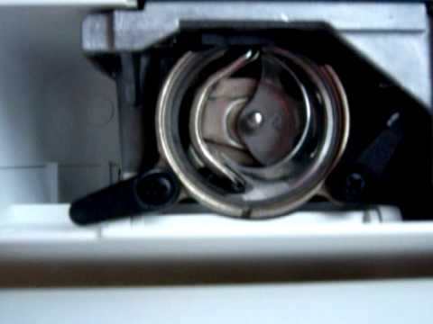 Placer la canette dans la machine à coudre singer