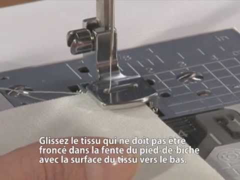 Machine a coudre qui fronce le tissu