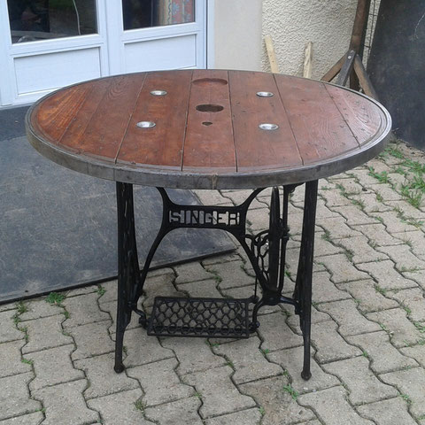 Table avec pied de machine à coudre singer