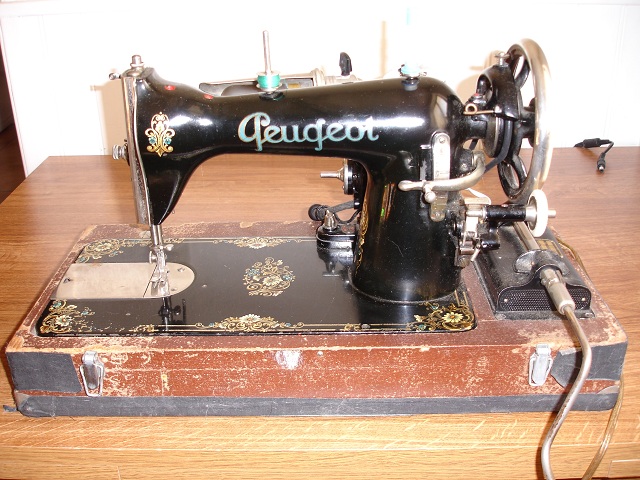 Ancienne machine à coudre peugeot