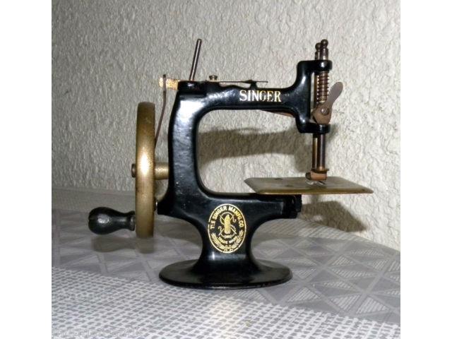 Machine à coudre miniature singer