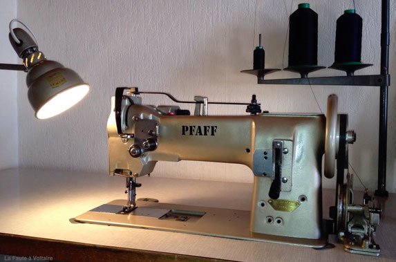 Machine a coudre tapissier d'ameublement