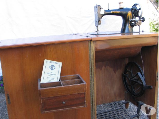 Vieille machine a coudre singer avec meuble