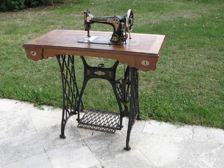 Support machine a coudre ancienne