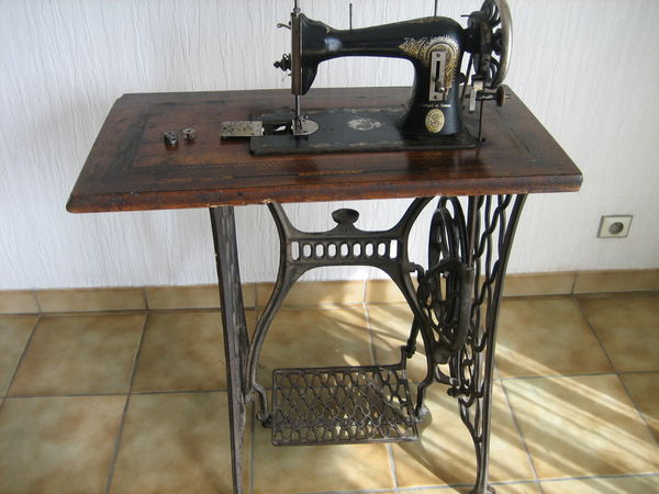 Machine à coudre necchi ancienne