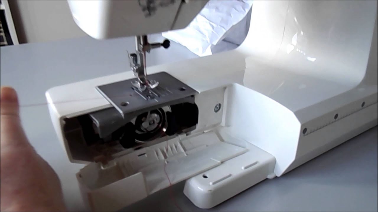 Enfilage d'une machine a coudre