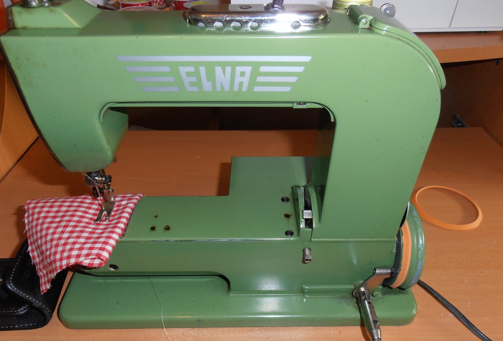 Vieille machine a coudre elna