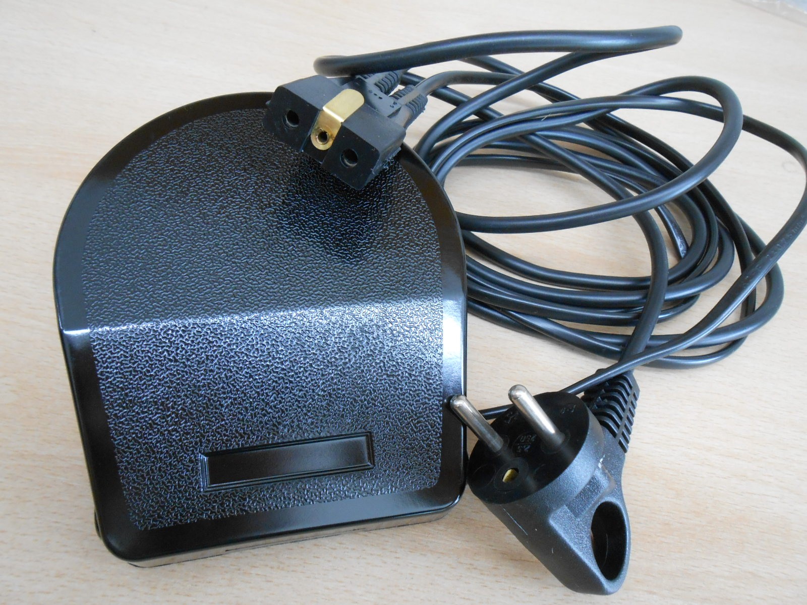 Moteur universel pour machine a coudre