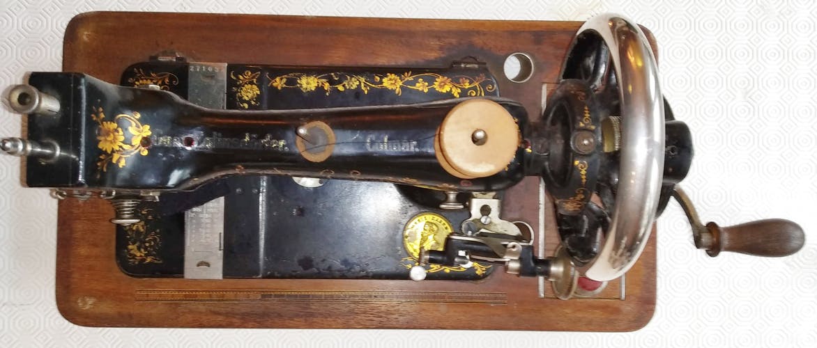 Ancienne machine a coudre original victoria
