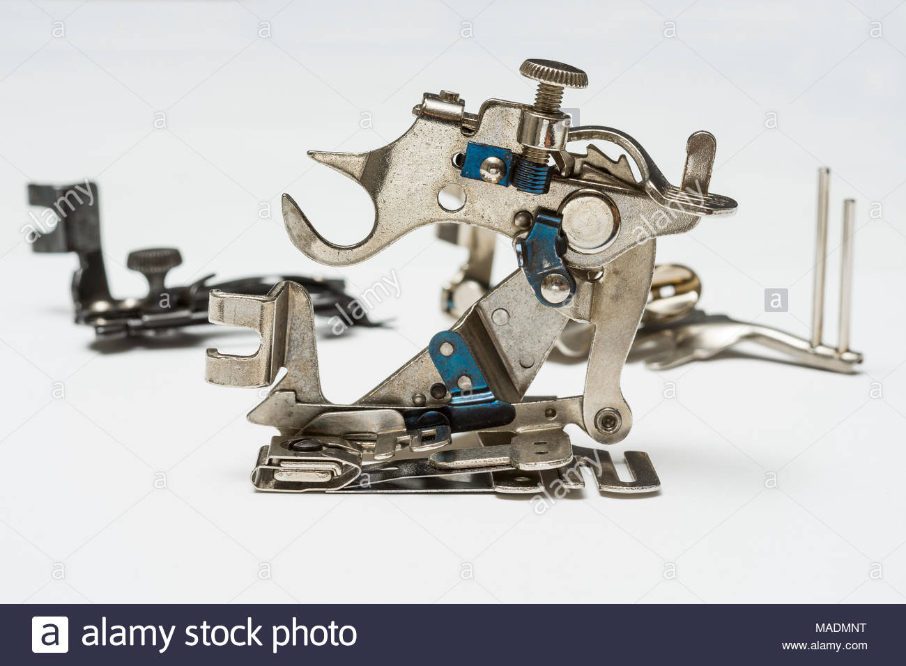 Piece pour machine a coudre ancienne
