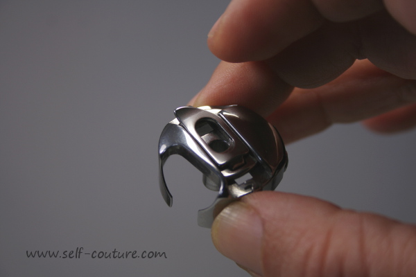 Machine a coudre boucle sous le tissu