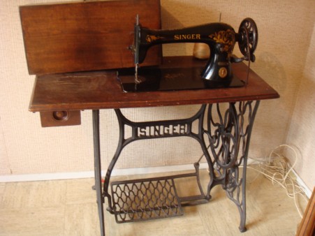 Machine à coudre à bordeaux