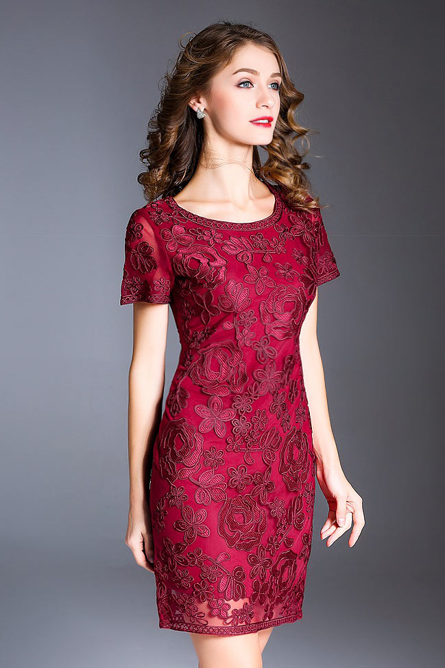 Robe de soirée courte en dentelle
