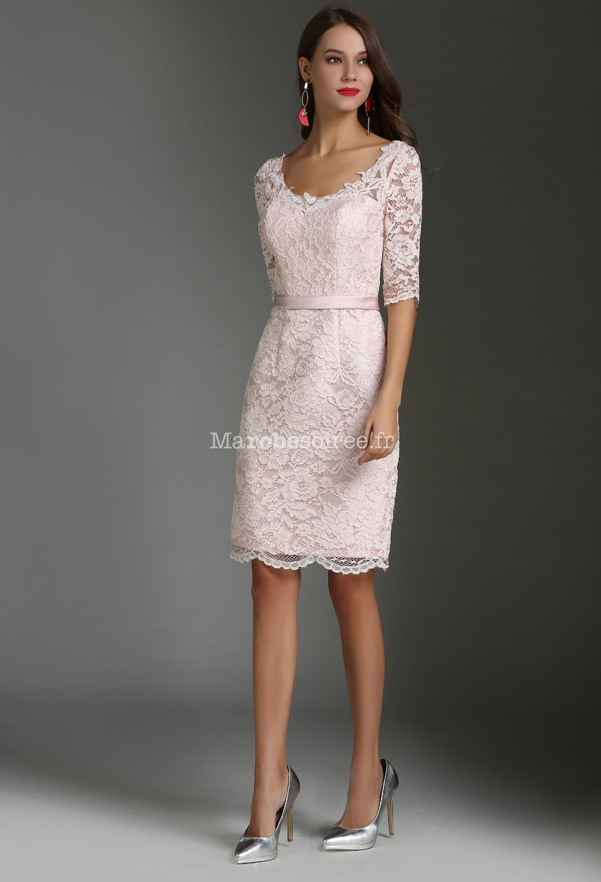 Robe en dentelle rose poudrée